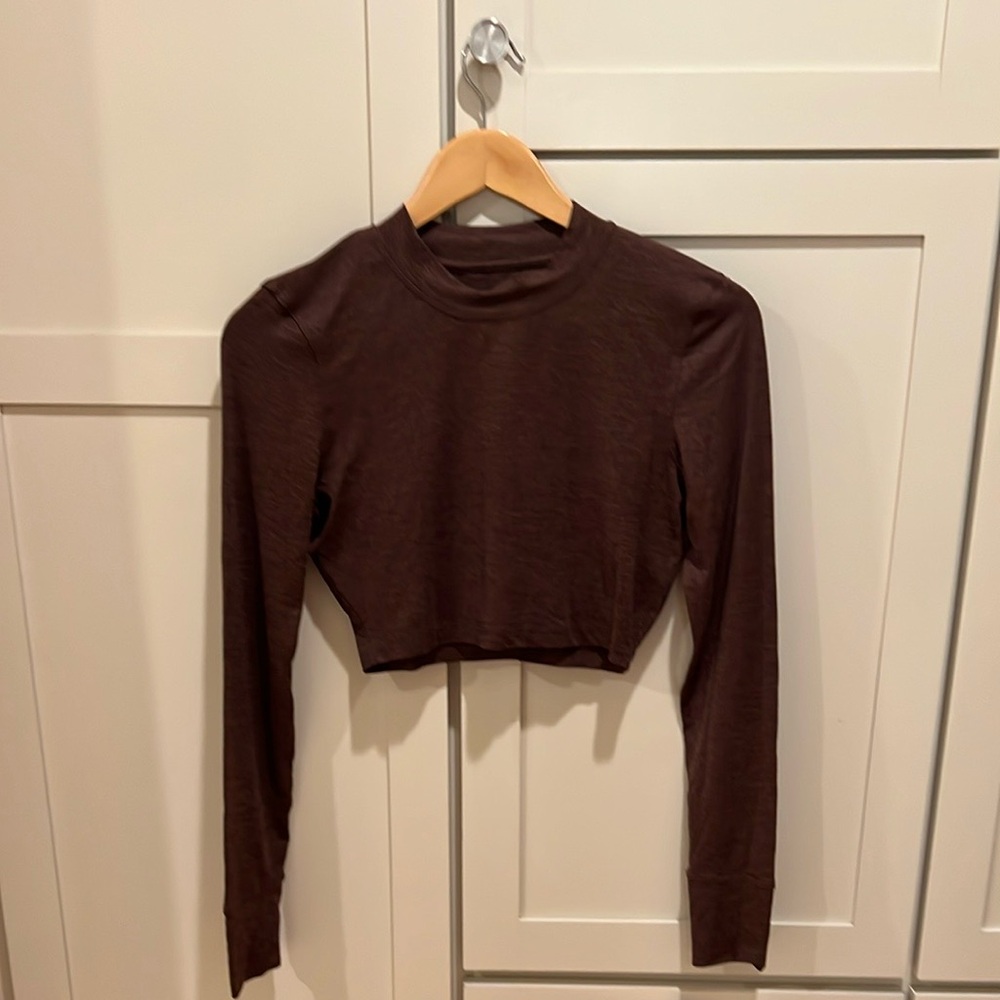 Vuori Lux Crop longsleeve in Fig Heather size Medium